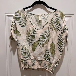 Cropped light pink shirt with green palm leave pattern